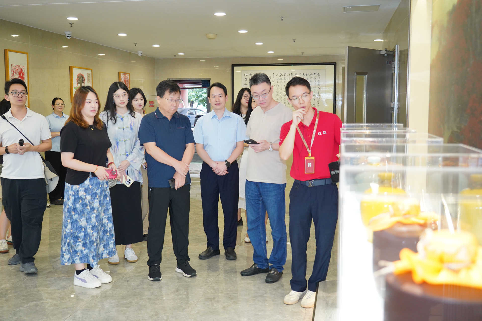 主流網媒達人們參觀文化展廳。王穎堯 攝